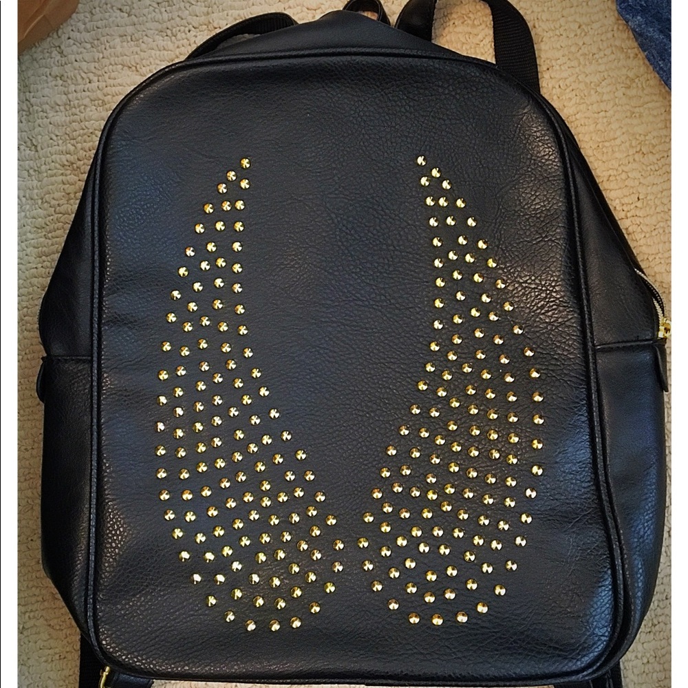 Super chic backpack 🖤 gold wings